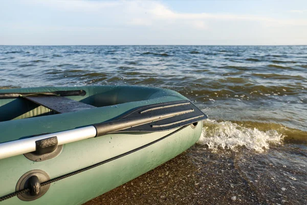 Bateau Pêche Caoutchouc Gonflable Sur Une Plage Sable Près Mer — Photo