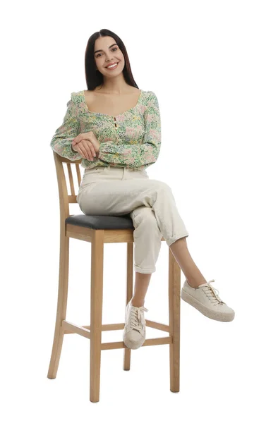 Schöne Junge Frau Sitzt Auf Einem Hocker Vor Weißem Hintergrund — Stockfoto
