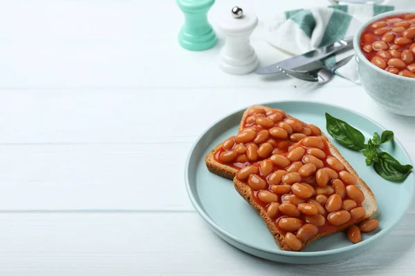 Tostadas Con Deliciosos Frijoles Enlatados Sobre Mesa Madera Blanca Espacio — Foto de Stock