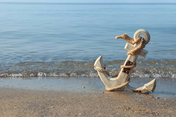 海の近くの砂の上にロープを持つ木製のアンカー テキストのスペース — ストック写真