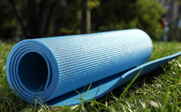 Lichte Trainingsmat Fris Groen Gras Buiten — Stockfoto