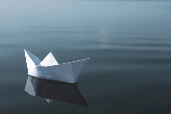 Белая Бумажная Лодка Плавающая Реке Место Текста — стоковое фото