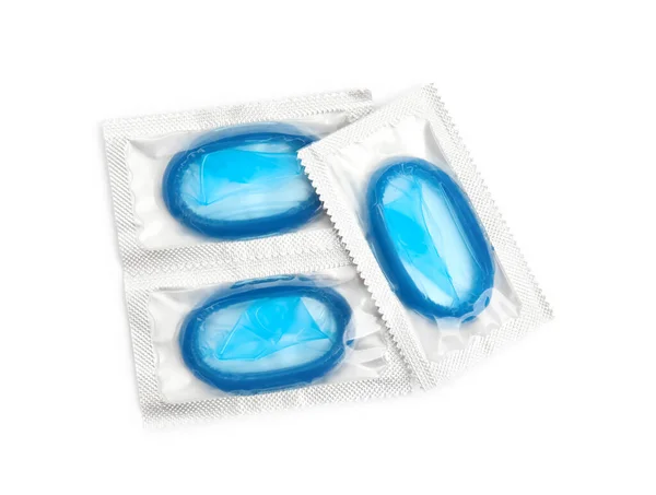 白い背景にコンドームパッケージ トップビュー 安全なセックス — ストック写真