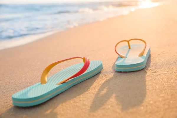 Luminose Pantofole Spiaggia Turchese Sulla Sabbia Vicino Mare — Foto Stock