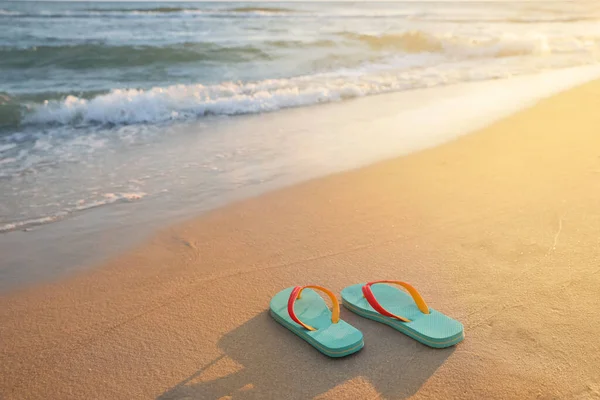 Zapatillas Playa Color Turquesa Brillante Arena Cerca Del Mar Espacio —  Fotos de Stock