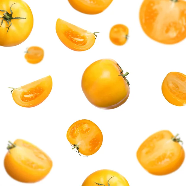 Frische Reife Gelbe Tomaten Fallen Auf Weißem Hintergrund — Stockfoto