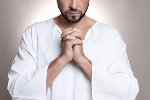 Religijny Człowiek Zaciśniętymi Rękami Modlący Się Szarym Tle Zbliżenie — Zdjęcie stockowe