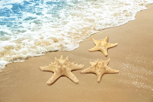 Beautiful Waves Sea Stars Sandy Beach — Stock Photo, Image