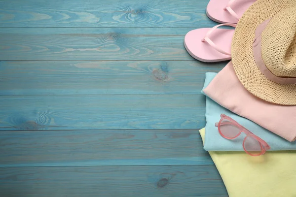 Toalla Playa Sombrero Paja Chanclas Gafas Sol Sobre Fondo Madera —  Fotos de Stock