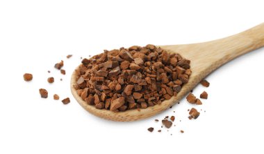 Beyaz arkaplanda hindiba tanecikleri kaşığı