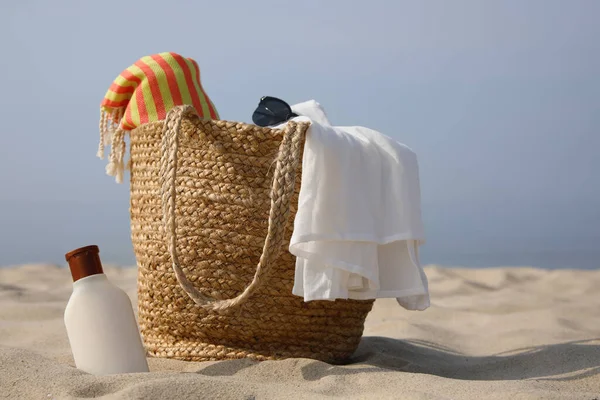 Plážový Pytel Ručník Deka Sluneční Brýle Opalovací Krém Písečném Pobřeží — Stock fotografie