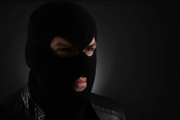 Man Bär Stickad Balaclava Svart Bakgrund Utrymme För Text — Stockfoto