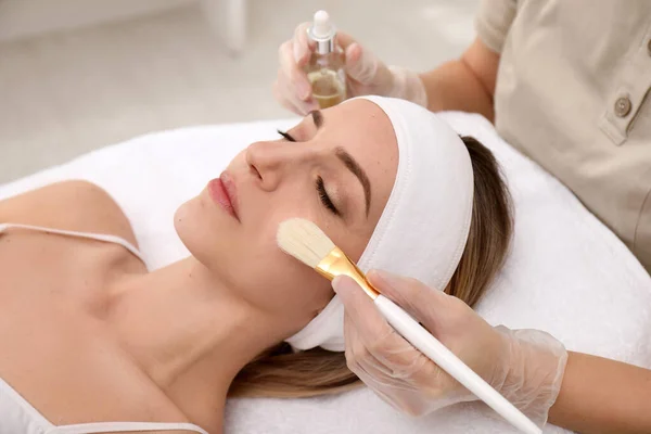 Mujer Joven Durante Procedimiento Descamación Facial Salón — Foto de Stock