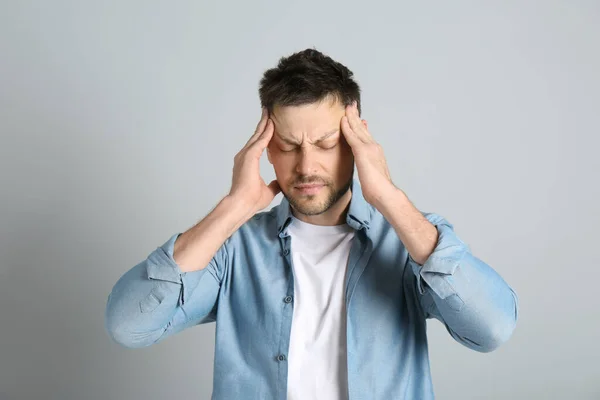 Uomo Affetto Terribile Emicrania Sfondo Grigio Chiaro — Foto Stock