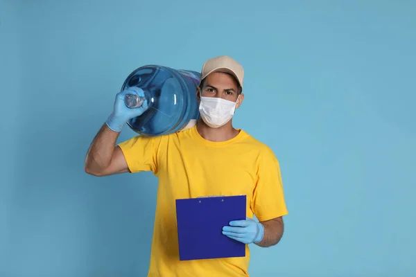 냉각기를 병으로 의료용 마스크를 착용하고 배경을 클립보드를 코로나 바이러스 검역중의 — 스톡 사진