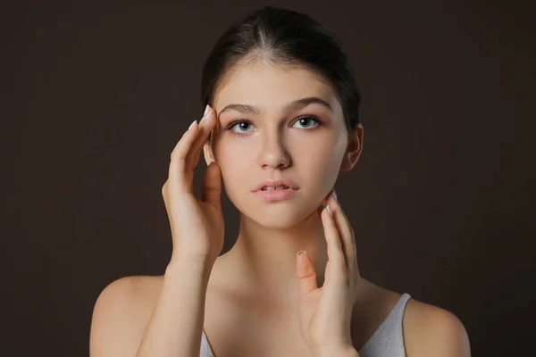 Porträtt Söt Flicka Brun Bakgrund Vackert Ansikte Med Perfekt Slät — Stockfoto