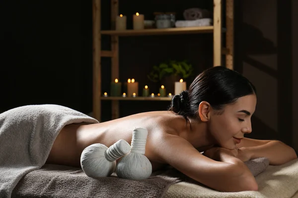 Junge Frau Erhält Kräuterbeutel Massage Wellness Salon — Stockfoto