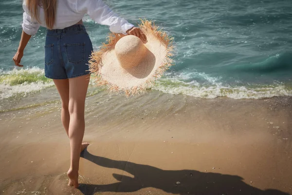 Mujer Joven Con Sombrero Paja Cerca Del Mar Día Soleado —  Fotos de Stock