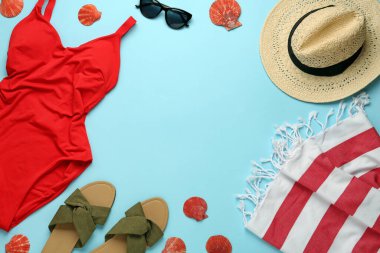 Açık mavi arka planda farklı plaj nesneleriyle yapılmış, düz bir çerçeve. Metin için boşluk