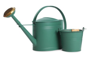 Su kovası ve kova beyaz arkaplanda