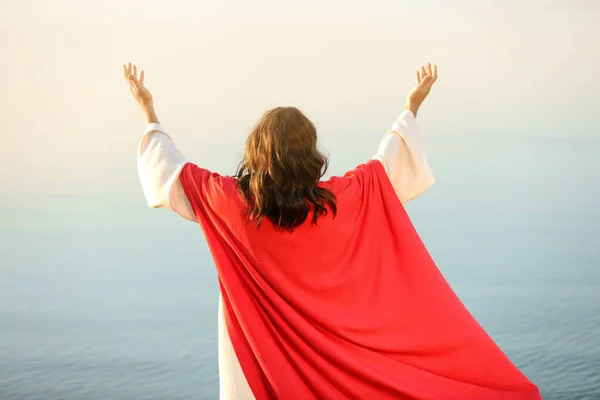 Ісус Христос Піднімає Руки Біля Води Вулиці — стокове фото