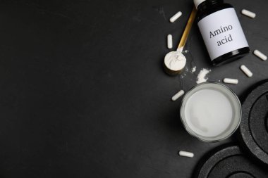 Amino asit karışımı, toz, siyah arka planda haplar ve ağırlık plakaları. Metin için boşluk