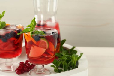 Lezzetli Red Sangria ve malzemeler beyaz masada, metin için yer
