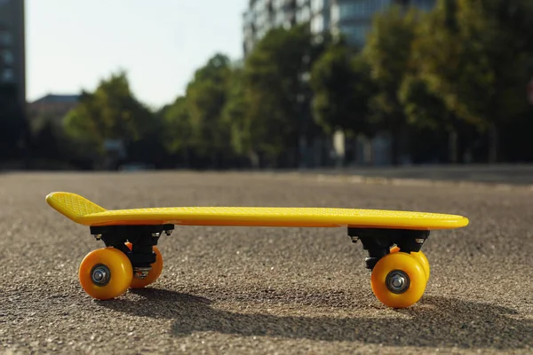アスファルト屋外でスタイリッシュな黄色のスケートボード — ストック写真