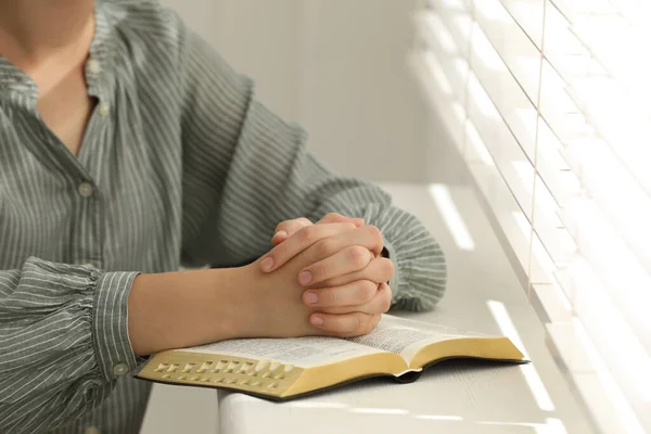 Religiöse Frau Betet Über Bibel Der Nähe Von Fenster Drinnen — Stockfoto