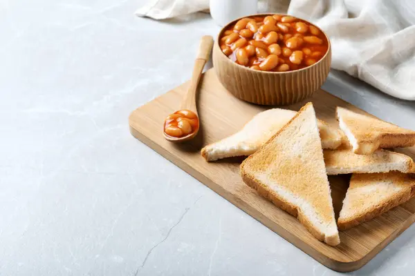 Toasts Délicieuses Haricots Conserve Sur Table Blanche Espace Pour Texte — Photo