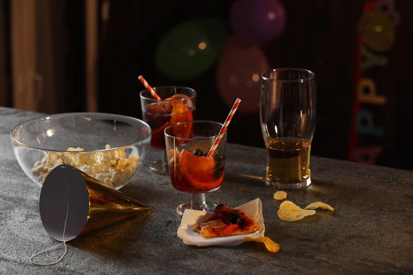 Mesa Bagunçada Com Bebidas Restos Comida Dentro Casa Depois Caos — Fotografia de Stock