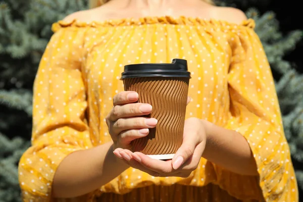 Woman Holding Takeaway Cardboard Coffee Cup Plastic Lid Outdoors Closeup — Stock Photo, Image
