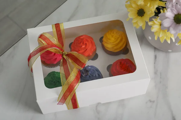 Caixa Com Deliciosos Cupcakes Coloridos Belas Flores Mesa Mármore Branco — Fotografia de Stock