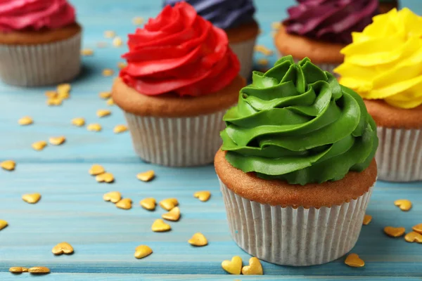 Deliciosos Cupcakes Coloridos Polvilhas Forma Coração Mesa Madeira Azul Clara — Fotografia de Stock