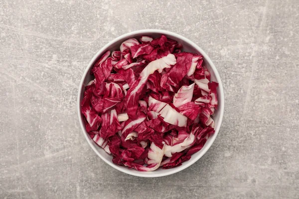 Découper Radicchio Dans Bol Sur Une Table Grise Vue Dessus — Photo