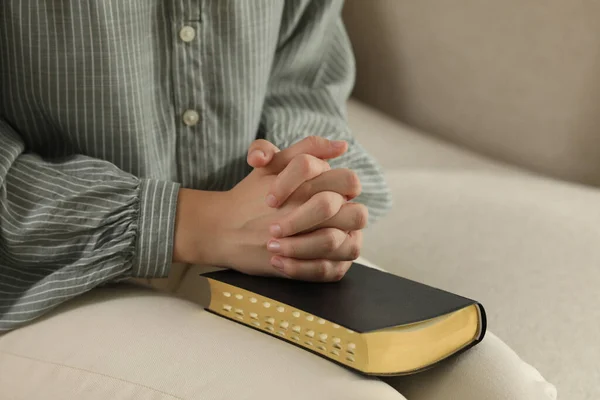 Religious Woman Praying Bible Sofa Closeup — Stock Photo, Image