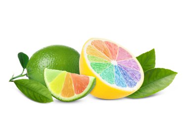Taze limon ve beyaz arka planda gökkuşağı segmentleri olan limon. Hayatını aydınlat.