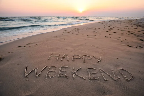 Текст Happy Weekend Написаний Піщаному Пляжі Заході Сонця — стокове фото