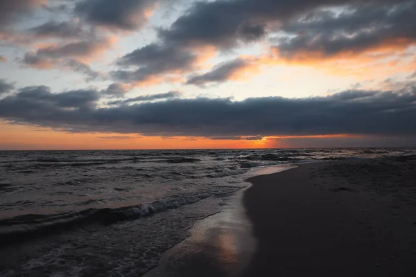 Malowniczy Widok Zachmurzone Niebo Nad Morzem Zachodzie Słońca — Zdjęcie stockowe