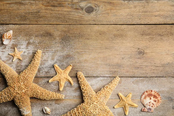 Hermosas Estrellas Mar Conchas Arena Sobre Fondo Madera Disposición Plana — Foto de Stock