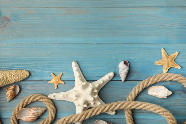 Hermosas Estrellas Mar Conchas Cuerda Sobre Fondo Madera Azul Disposición — Foto de Stock