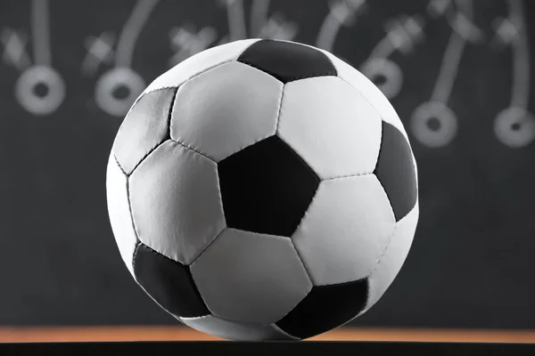 Bola Futebol Contra Esquema Jogo Desfocado Close — Fotografia de Stock