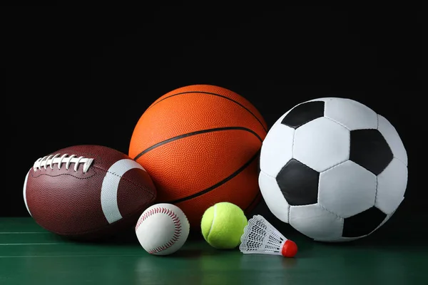 Set Van Verschillende Sportballen Shuttlecock Groen Houten Oppervlak — Stockfoto