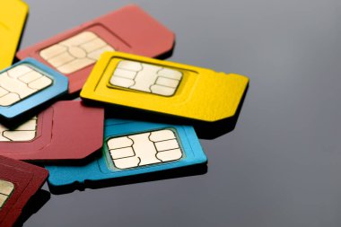Gri arkaplanda farklı SIM kartlar, yakın plan