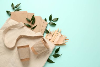 Açık mavi zemin üzerinde çevre dostu ürünler, düz yatıyordu