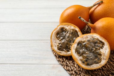 Beyaz ahşap masada nefis olgun granadillalar, yakın plan. Metin için boşluk