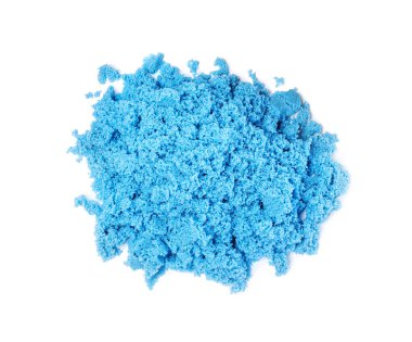 Beyaz arkaplanda mavi kinetik kum yığını, üst görünüm