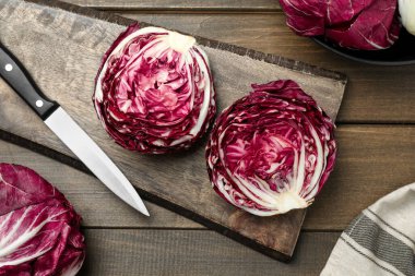 Ahşap masada taze olgun radicchiolar, düz yatıyordu.