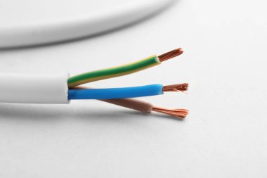 Beyaz arkaplandaki elektrik kablolarının yakın görüntüsü