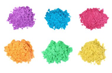 Beyaz arkaplan üzerinde renkli kinetik kum yığınları ile ayarlayın, üst görünüm 